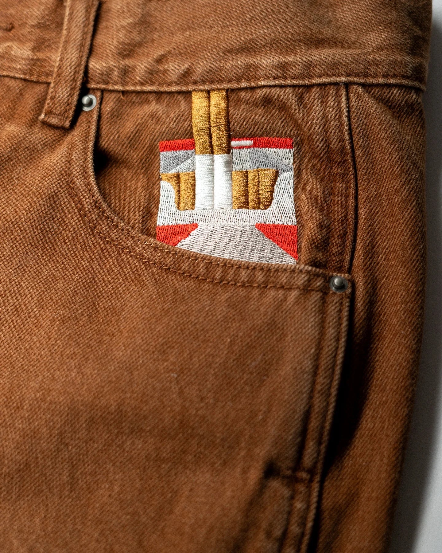 WASHED BROWN JEANS®